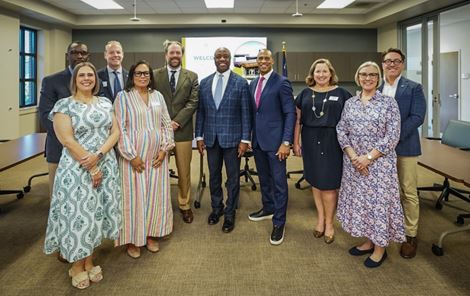 Secretary Turner, Senator Scott Visit Charleston Homeless Shelter